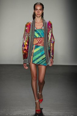 New York, Ny - Eylül 08: Custo Barcelona pist göster New York moda haftası sırasında bir modeli yürüyüşler: gösterir de New York City Pier 59 üzerinde 8 Eylül 2018. 