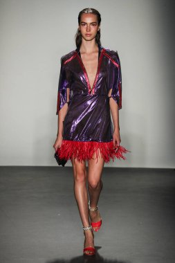 New York, Ny - Eylül 08: Custo Barcelona pist göster New York moda haftası sırasında bir modeli yürüyüşler: gösterir de New York City Pier 59 üzerinde 8 Eylül 2018. 