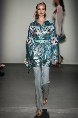 New York, Ny - Eylül 08: Custo Barcelona pist göster New York moda haftası sırasında bir modeli yürüyüşler: gösterir de New York City Pier 59 üzerinde 8 Eylül 2018. 