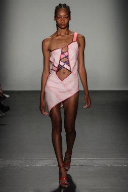 New York, Ny - Eylül 08: Custo Barcelona pist göster New York moda haftası sırasında bir modeli yürüyüşler: gösterir de New York City Pier 59 üzerinde 8 Eylül 2018. 