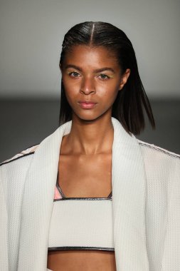 New York, Ny - Eylül 08: Custo Barcelona pist göster New York moda haftası sırasında bir modeli yürüyüşler: gösterir de New York City Pier 59 üzerinde 8 Eylül 2018. 