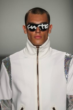 New York, Ny - Eylül 08: Custo Barcelona pist göster New York moda haftası sırasında bir modeli yürüyüşler: gösterir de New York City Pier 59 üzerinde 8 Eylül 2018. 