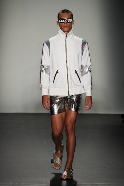 New York, Ny - Eylül 08: Custo Barcelona pist göster New York moda haftası sırasında bir modeli yürüyüşler: gösterir de New York City Pier 59 üzerinde 8 Eylül 2018. 