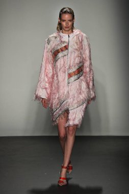 New York, Ny - Eylül 08: Custo Barcelona pist göster New York moda haftası sırasında bir modeli yürüyüşler: gösterir de New York City Pier 59 üzerinde 8 Eylül 2018. 