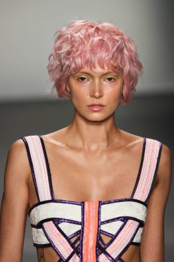 New York, Ny - Eylül 08: Custo Barcelona pist göster New York moda haftası sırasında bir modeli yürüyüşler: gösterir de New York City Pier 59 üzerinde 8 Eylül 2018. 