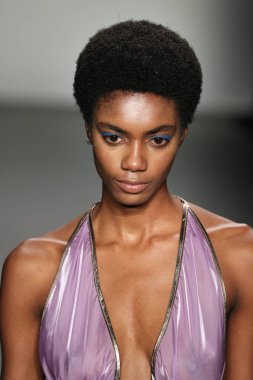 New York, Ny - Eylül 08: Custo Barcelona pist göster New York moda haftası sırasında bir modeli yürüyüşler: gösterir de New York City Pier 59 üzerinde 8 Eylül 2018. 