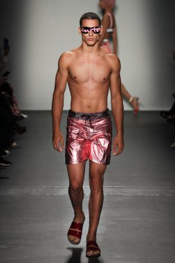 New York, Ny - Eylül 08: Custo Barcelona pist göster New York moda haftası sırasında bir modeli yürüyüşler: gösterir de New York City Pier 59 üzerinde 8 Eylül 2018. 