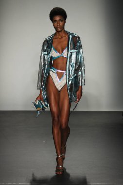 New York, Ny - Eylül 08: Custo Barcelona pist göster New York moda haftası sırasında bir modeli yürüyüşler: gösterir de New York City Pier 59 üzerinde 8 Eylül 2018. 