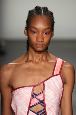 New York, Ny - Eylül 08: Custo Barcelona pist göster New York moda haftası sırasında bir modeli yürüyüşler: gösterir de New York City Pier 59 üzerinde 8 Eylül 2018. 