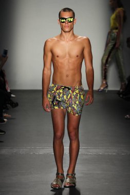 New York, Ny - Eylül 08: Custo Barcelona pist göster New York moda haftası sırasında bir modeli yürüyüşler: gösterir de New York City Pier 59 üzerinde 8 Eylül 2018. 