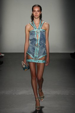 New York, Ny - Eylül 08: Custo Barcelona pist göster New York moda haftası sırasında bir modeli yürüyüşler: gösterir de New York City Pier 59 üzerinde 8 Eylül 2018. 