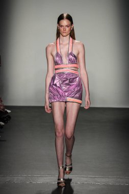 New York, Ny - Eylül 08: Custo Barcelona pist göster New York moda haftası sırasında bir modeli yürüyüşler: gösterir de New York City Pier 59 üzerinde 8 Eylül 2018. 