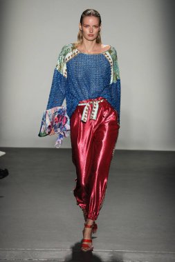 New York, Ny - Eylül 08: Custo Barcelona pist göster New York moda haftası sırasında bir modeli yürüyüşler: gösterir de New York City Pier 59 üzerinde 8 Eylül 2018. 