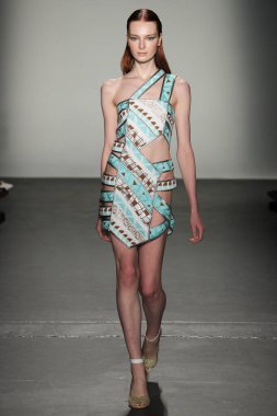 New York, Ny - Eylül 08: Custo Barcelona pist göster New York moda haftası sırasında bir modeli yürüyüşler: gösterir de New York City Pier 59 üzerinde 8 Eylül 2018. 