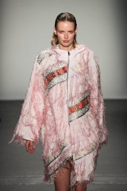 New York, Ny - Eylül 08: Custo Barcelona pist göster New York moda haftası sırasında bir modeli yürüyüşler: gösterir de New York City Pier 59 üzerinde 8 Eylül 2018. 
