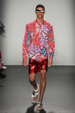 New York, Ny - Eylül 08: Custo Barcelona pist göster New York moda haftası sırasında bir modeli yürüyüşler: gösterir de New York City Pier 59 üzerinde 8 Eylül 2018. 