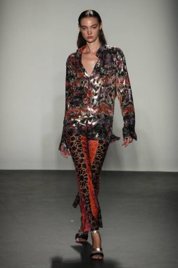 New York, Ny - Eylül 08: Custo Barcelona pist göster New York moda haftası sırasında bir modeli yürüyüşler: gösterir de New York City Pier 59 üzerinde 8 Eylül 2018. 