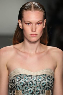 New York, Ny - Eylül 08: Custo Barcelona pist göster New York moda haftası sırasında bir modeli yürüyüşler: gösterir de New York City Pier 59 üzerinde 8 Eylül 2018. 