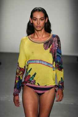 New York, Ny - Eylül 08: Custo Barcelona pist göster New York moda haftası sırasında bir modeli yürüyüşler: gösterir de New York City Pier 59 üzerinde 8 Eylül 2018. 