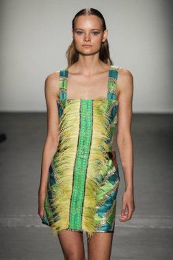 New York, Ny - Eylül 08: Custo Barcelona pist göster New York moda haftası sırasında bir modeli yürüyüşler: gösterir de New York City Pier 59 üzerinde 8 Eylül 2018. 