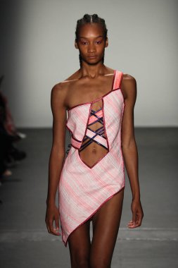 New York, Ny - Eylül 08: Custo Barcelona pist göster New York moda haftası sırasında bir modeli yürüyüşler: gösterir de New York City Pier 59 üzerinde 8 Eylül 2018. 