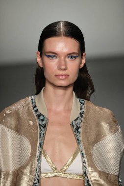 New York, Ny - Eylül 08: Custo Barcelona pist göster New York moda haftası sırasında bir modeli yürüyüşler: gösterir de New York City Pier 59 üzerinde 8 Eylül 2018. 