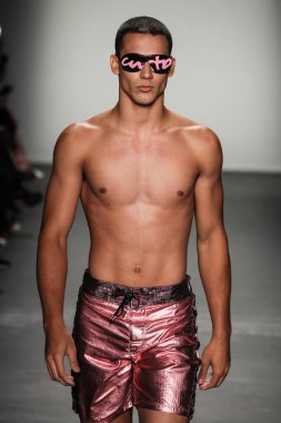 New York, Ny - Eylül 08: Custo Barcelona pist göster New York moda haftası sırasında bir modeli yürüyüşler: gösterir de New York City Pier 59 üzerinde 8 Eylül 2018. 