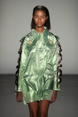 New York, Ny - Eylül 08: Custo Barcelona pist göster New York moda haftası sırasında bir modeli yürüyüşler: gösterir de New York City Pier 59 üzerinde 8 Eylül 2018. 