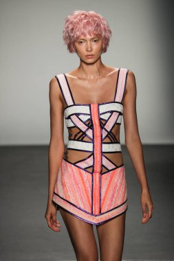 New York, Ny - Eylül 08: Custo Barcelona pist göster New York moda haftası sırasında bir modeli yürüyüşler: gösterir de New York City Pier 59 üzerinde 8 Eylül 2018. 