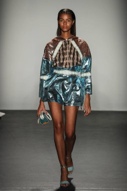 New York, Ny - Eylül 08: Custo Barcelona pist göster New York moda haftası sırasında bir modeli yürüyüşler: gösterir de New York City Pier 59 üzerinde 8 Eylül 2018. 