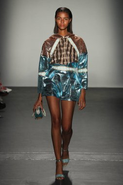 New York, Ny - Eylül 08: Custo Barcelona pist göster New York moda haftası sırasında bir modeli yürüyüşler: gösterir de New York City Pier 59 üzerinde 8 Eylül 2018. 