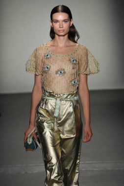 New York, Ny - Eylül 08: Custo Barcelona pist göster New York moda haftası sırasında bir modeli yürüyüşler: gösterir de New York City Pier 59 üzerinde 8 Eylül 2018. 