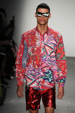 New York, Ny - Eylül 08: Custo Barcelona pist göster New York moda haftası sırasında bir modeli yürüyüşler: gösterir de New York City Pier 59 üzerinde 8 Eylül 2018. 