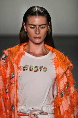 New York, Ny - Eylül 08: Custo Barcelona pist göster New York moda haftası sırasında bir modeli yürüyüşler: gösterir de New York City Pier 59 üzerinde 8 Eylül 2018. 