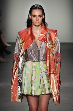 New York, Ny - Eylül 08: Custo Barcelona pist göster New York moda haftası sırasında bir modeli yürüyüşler: gösterir de New York City Pier 59 üzerinde 8 Eylül 2018. 