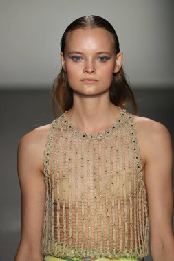 New York, Ny - Eylül 08: Custo Barcelona pist göster New York moda haftası sırasında bir modeli yürüyüşler: gösterir de New York City Pier 59 üzerinde 8 Eylül 2018. 