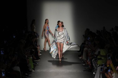 New York, Ny - Eylül 08: Modeller New York Moda Haftası sırasında Custo Barcelona 'nın defilesinde podyum finalinde yürür: 59.. 