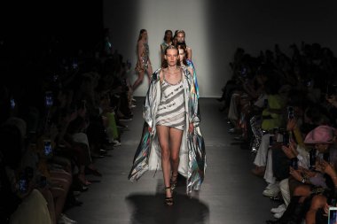 New York, Ny - Eylül 08: Modeller New York Moda Haftası sırasında Custo Barcelona 'nın defilesinde podyum finalinde yürür: 59.. 