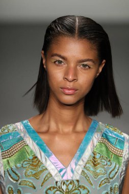 New York, Ny - Eylül 08: Custo Barcelona pist göster New York moda haftası sırasında bir modeli yürüyüşler: gösterir de New York City Pier 59 üzerinde 8 Eylül 2018. 