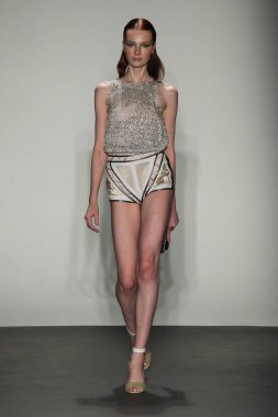 New York, Ny - Eylül 08: Custo Barcelona pist göster New York moda haftası sırasında bir modeli yürüyüşler: gösterir de New York City Pier 59 üzerinde 8 Eylül 2018. 