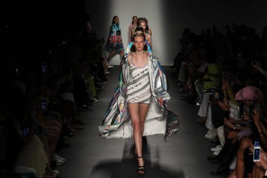 New York, Ny - Eylül 08: Modeller New York Moda Haftası sırasında Custo Barcelona 'nın defilesinde podyum finalinde yürür: 59.. 