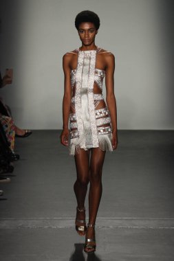 New York, Ny - Eylül 08: Custo Barcelona pist göster New York moda haftası sırasında bir modeli yürüyüşler: gösterir de New York City Pier 59 üzerinde 8 Eylül 2018. 