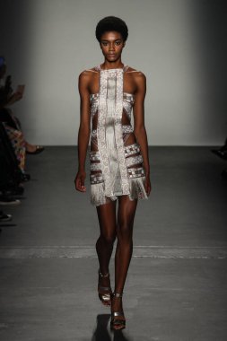 New York, Ny - Eylül 08: Custo Barcelona pist göster New York moda haftası sırasında bir modeli yürüyüşler: gösterir de New York City Pier 59 üzerinde 8 Eylül 2018. 