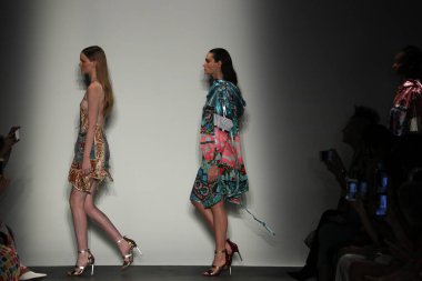 New York, Ny - Eylül 08: Modeller New York Moda Haftası sırasında Custo Barcelona 'nın defilesinde podyum finalinde yürür: 59.. 