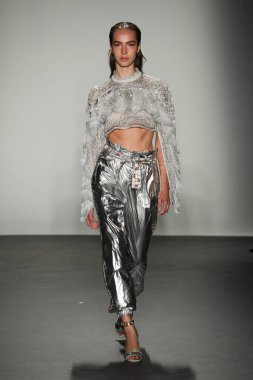 New York, Ny - Eylül 08: Custo Barcelona pist göster New York moda haftası sırasında bir modeli yürüyüşler: gösterir de New York City Pier 59 üzerinde 8 Eylül 2018. 