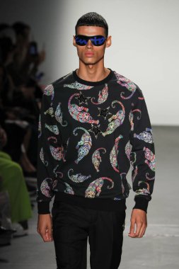 New York, Ny - Eylül 08: Custo Barcelona pist göster New York moda haftası sırasında bir modeli yürüyüşler: gösterir de New York City Pier 59 üzerinde 8 Eylül 2018. 