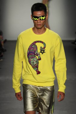 New York, Ny - Eylül 08: Custo Barcelona pist göster New York moda haftası sırasında bir modeli yürüyüşler: gösterir de New York City Pier 59 üzerinde 8 Eylül 2018. 