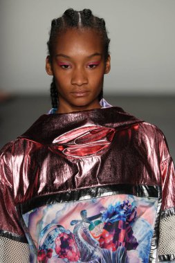 New York, Ny - Eylül 08: Custo Barcelona pist göster New York moda haftası sırasında bir modeli yürüyüşler: gösterir de New York City Pier 59 üzerinde 8 Eylül 2018. 