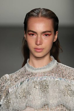 New York, Ny - Eylül 08: Custo Barcelona pist göster New York moda haftası sırasında bir modeli yürüyüşler: gösterir de New York City Pier 59 üzerinde 8 Eylül 2018. 