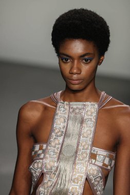 New York, Ny - Eylül 08: Custo Barcelona pist göster New York moda haftası sırasında bir modeli yürüyüşler: gösterir de New York City Pier 59 üzerinde 8 Eylül 2018. 